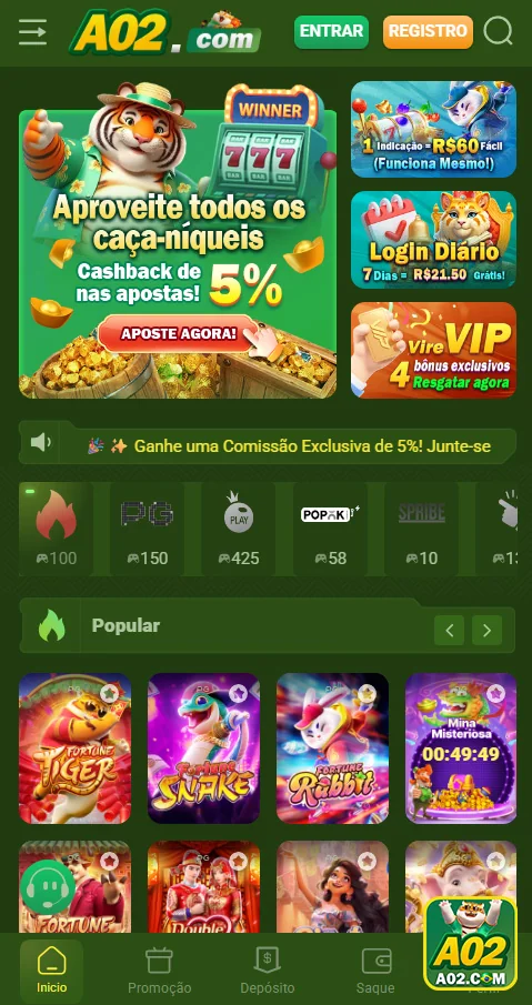 Usuário jogando no celular em um parque ao ar livre